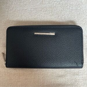 Women’s Black basic zipper wallet